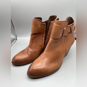 Women’s Sam Edelman beige boots. Size 6.5. $75.00 AC018